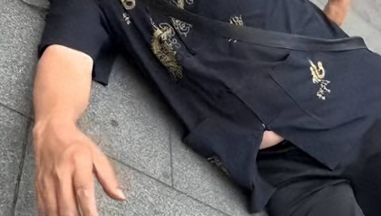 成都两名女子好心帮助倒地男子，男子看到被拍视频后状态大变，还出言辱骂