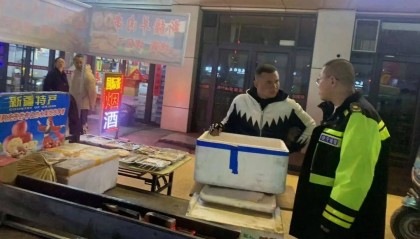 张家口取缔流动烧烤摊点5个！