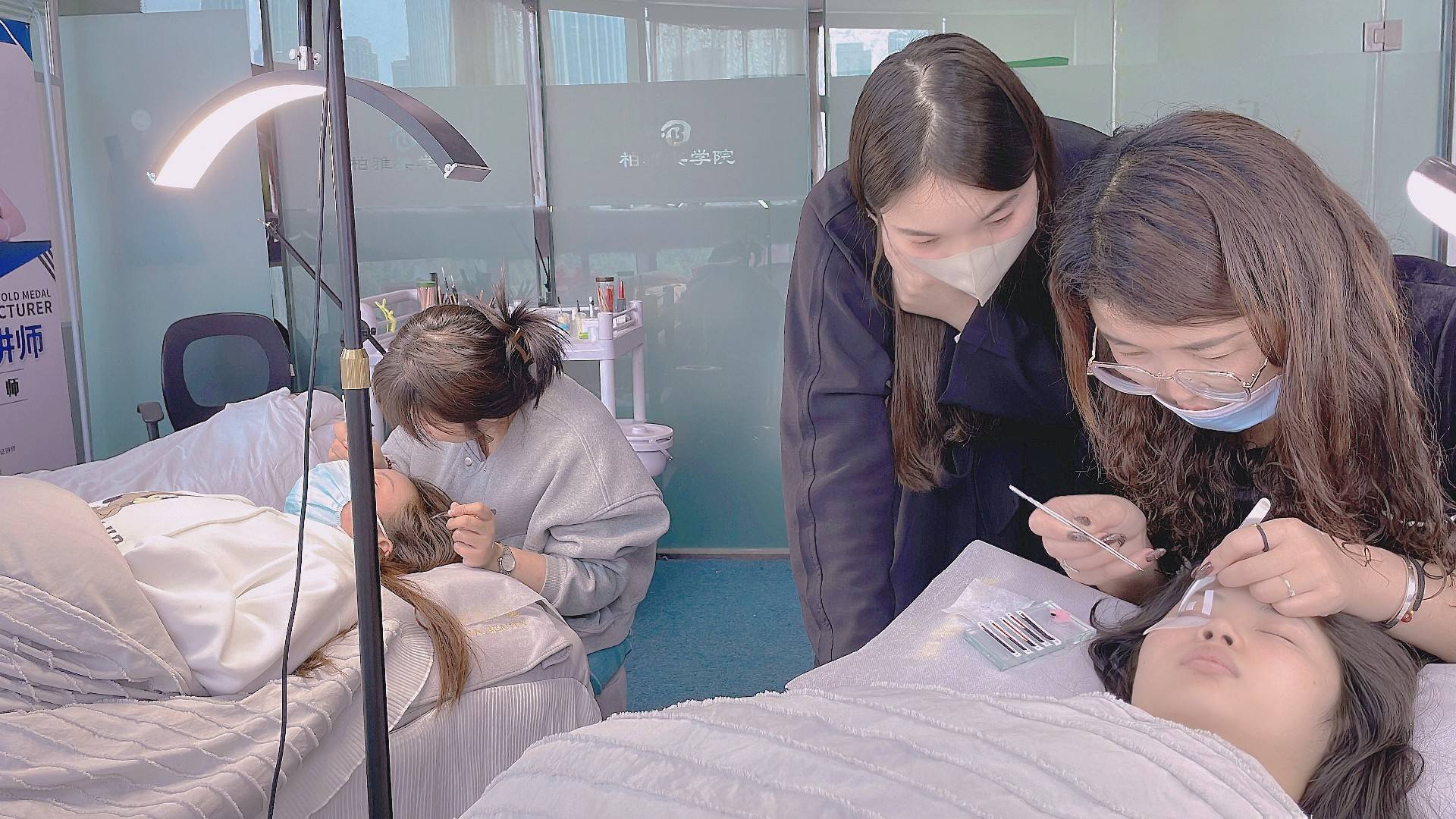 学美甲美睫培训哪里学校好：在柏雅美学院点亮指尖梦想