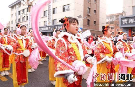 张家口张北：欢天喜地闹社火