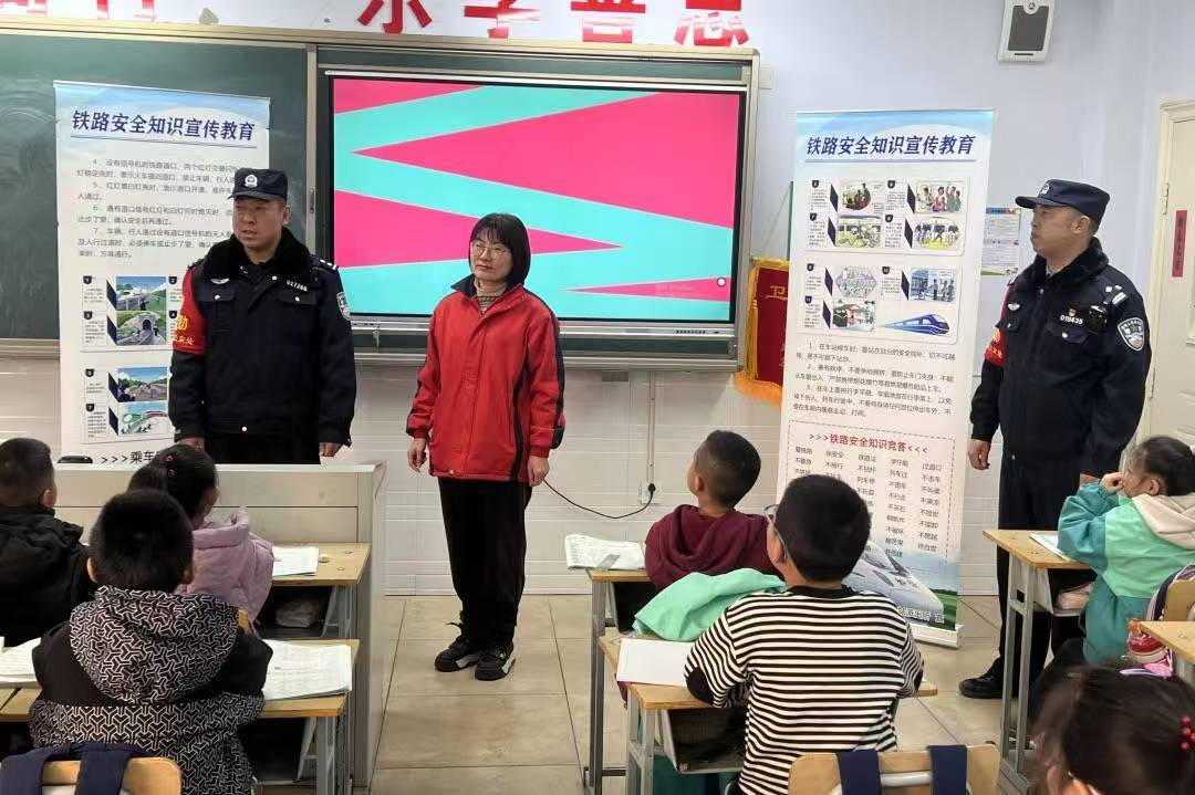 春运收官张家口铁警