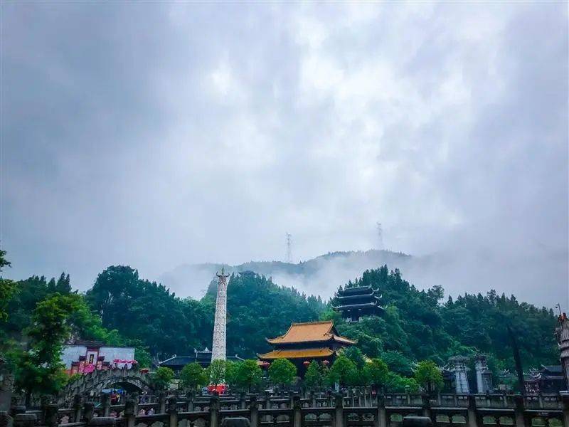 重庆本地个人金牌导游攻略，资讯热点：必玩打卡景点吐血推荐！
