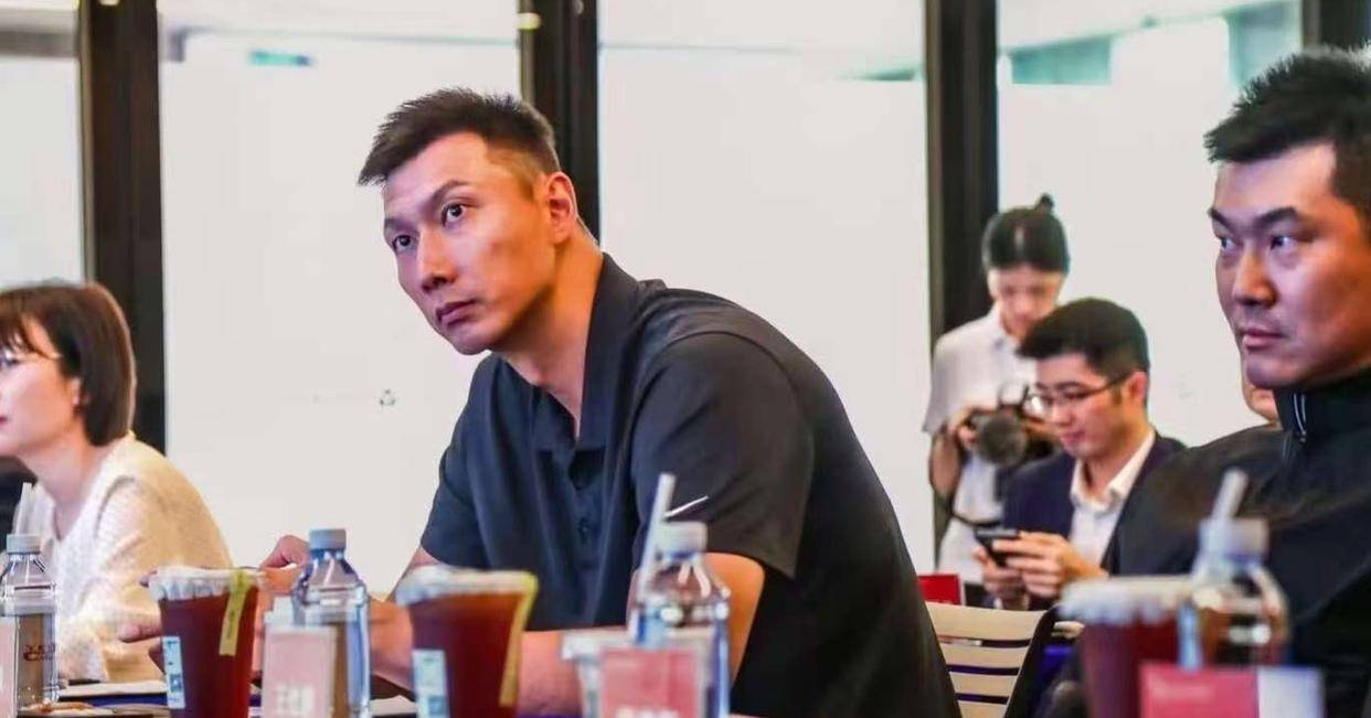 易建联转型投资人背后：家庭事业双丰收，谣言不攻自破