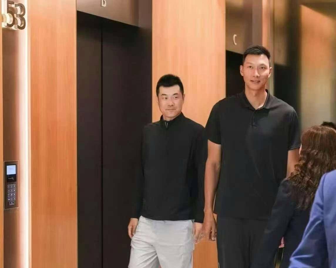 易建联转型投资人背后：家庭事业双丰收，谣言不攻自破