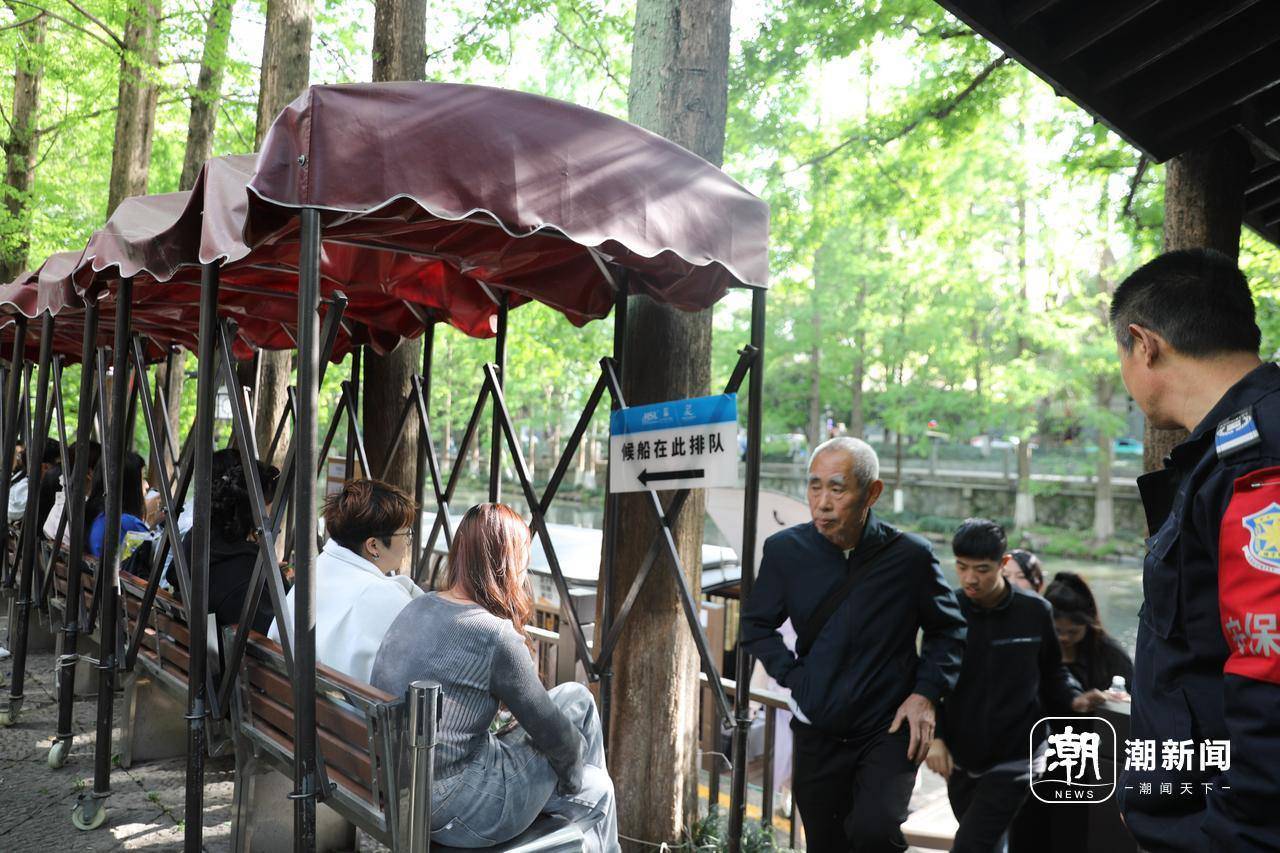 气温回暖 杭州“最美水上巴士”春日出游火爆