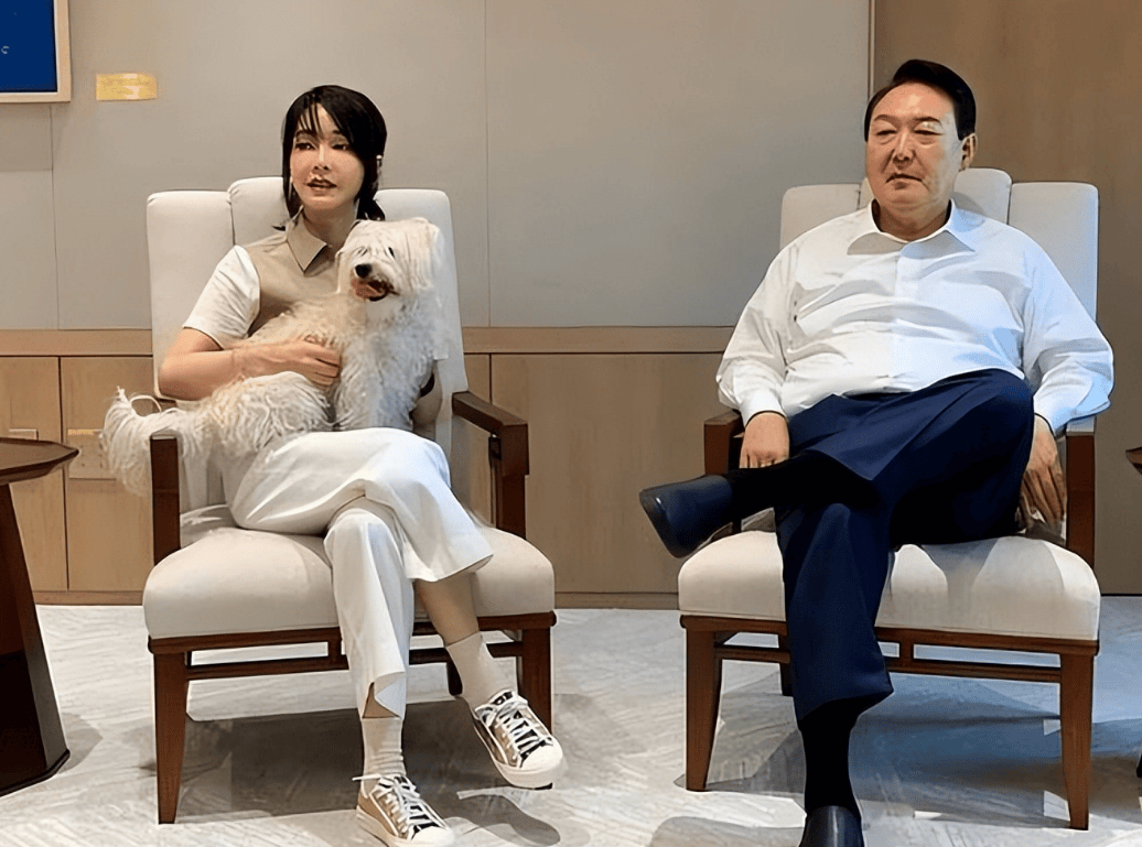 被关押一星期后，心如死灰的金建希想用一死，换尹锡悦一条生路