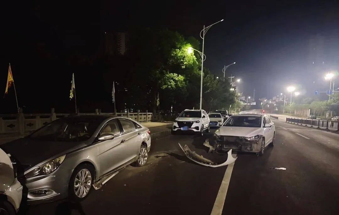 担心酒后骑电瓶车不安全，男子竟让女友开自己的车！一出闹剧，双双被拘！